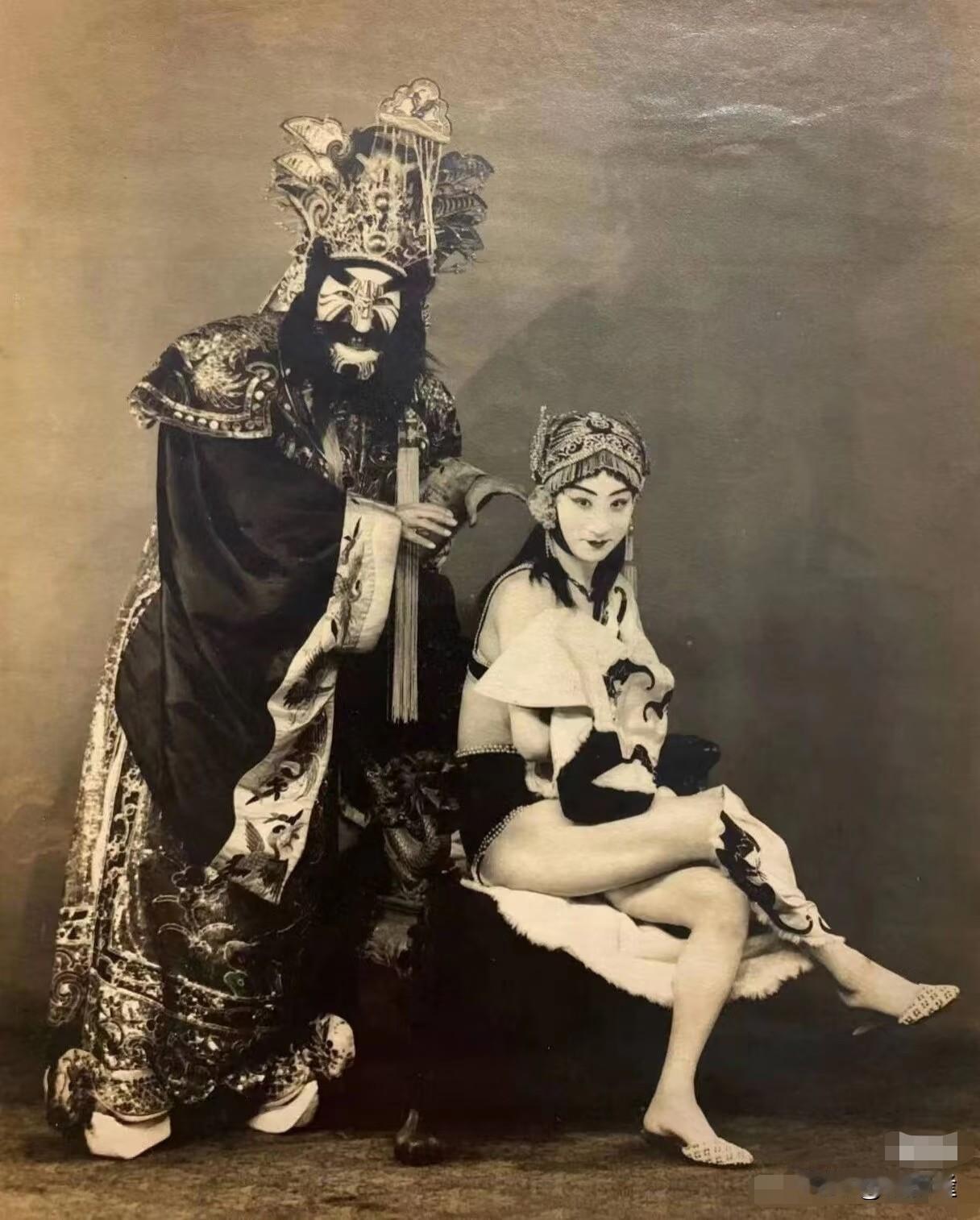 民国时期京剧《封神榜》有一组较为“大尺度”的剧照备受关注。这组剧照拍摄于1931