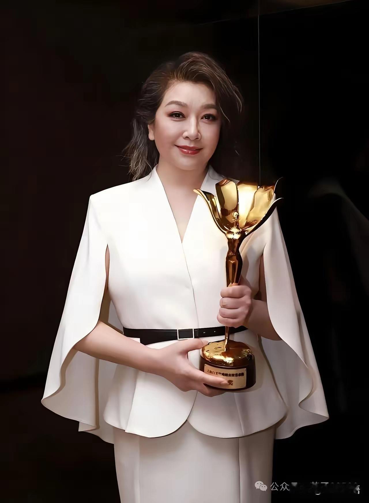 曾经的风情万种，迷倒多少人，
又漂亮又有气质，
拍的电视剧人们也喜欢看，
如今也