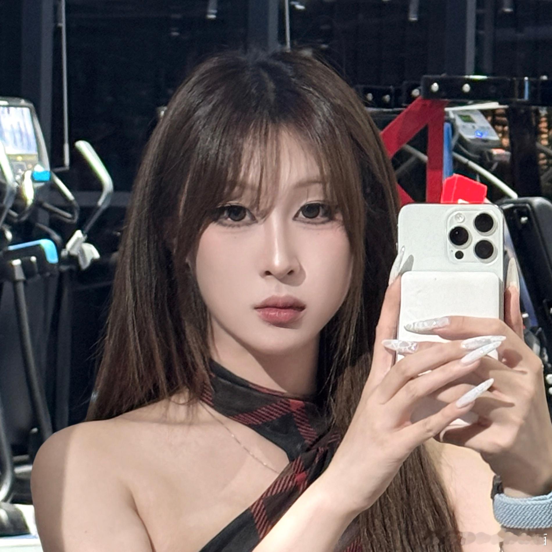 发型对人改变很大  蒽  镜子里这人是谁 ​​​