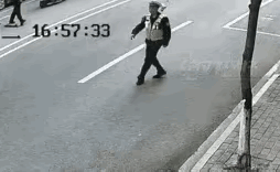 交警奋不顾身截停电动摩托车，摩托车驾驶员和警察双双倒地场景惊险刺激。