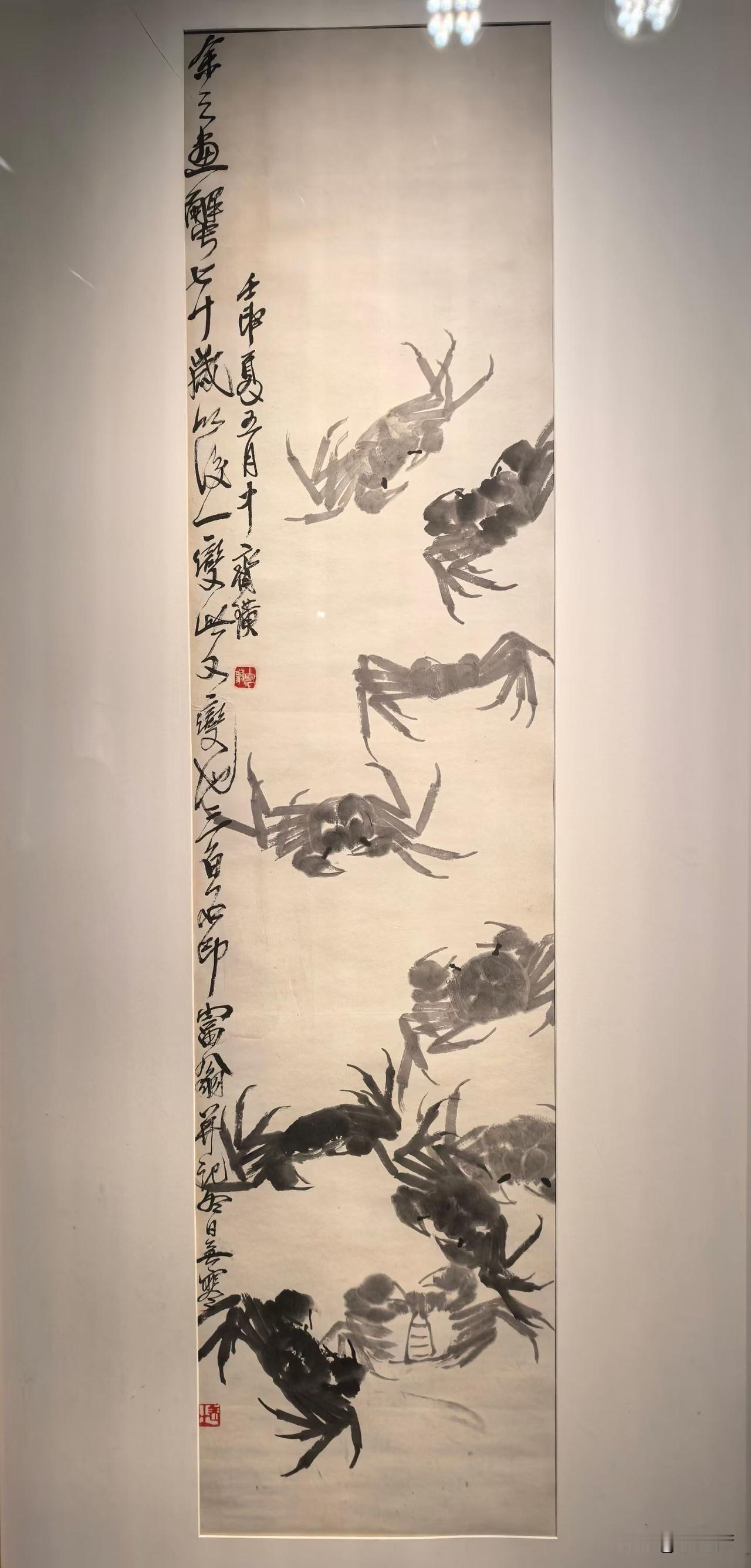 齐白石二次变法后的螃蟹，墨色淋漓，仿佛白石老人砚池未干。
这群螃蟹，褪去些许写实