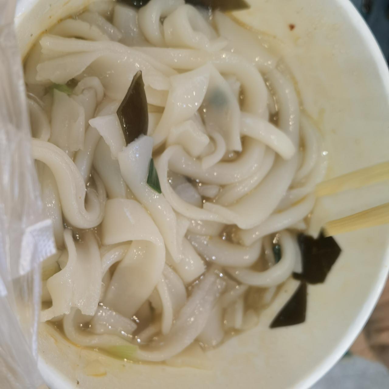 武汉的很多米粉就是白色橡皮筋，亮晶晶、硬邦邦、明晃晃，劲道🈶嚼劲筷子夹不断。可