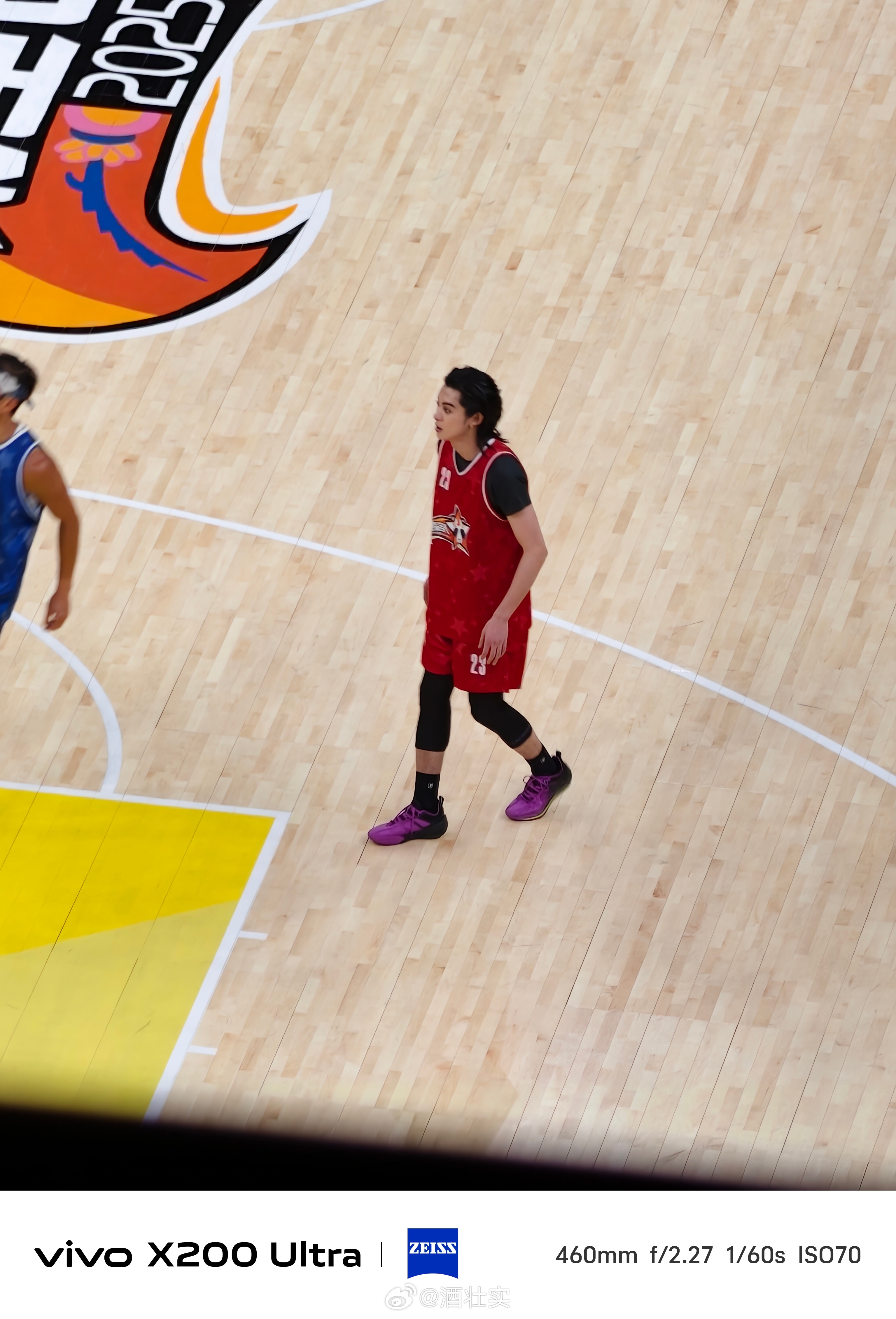 王鹤棣现身成都NBA聚星名人赛他好瘦啊…脸只有隔壁阎鹤祥三分之一大 ​​​