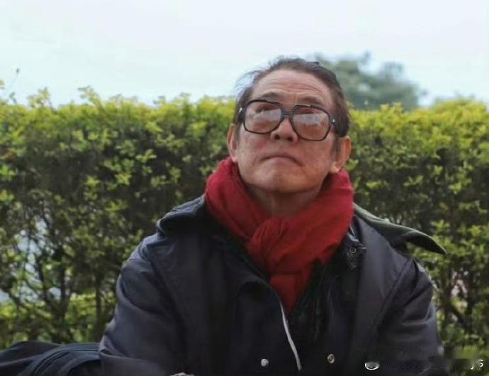 李连杰面容异常憔悴，今日不宜佩戴天珠。其辐射影响不容忽视。 