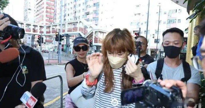 #李玟姐姐现身香港殡仪馆#李玟7月5日离世，终年48岁。今日头七，其两名胞姐李秋