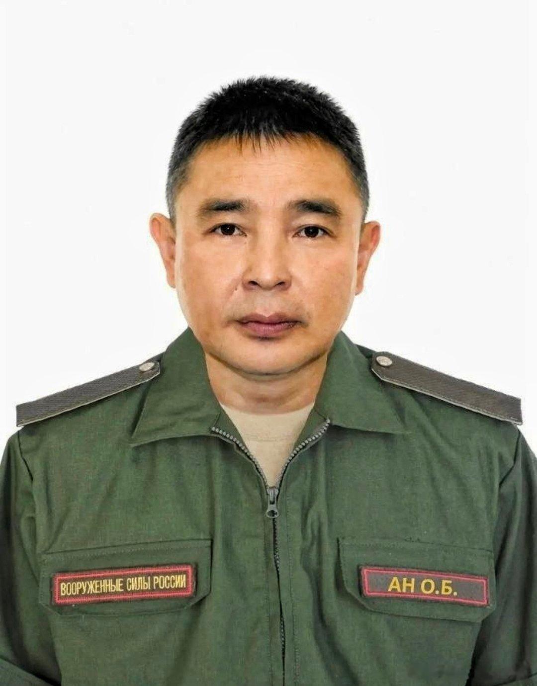 来自布里亚特的小伙进了乌克兰不到一个月就被击毙俄罗斯给他发的讣告很短的略过，映衬