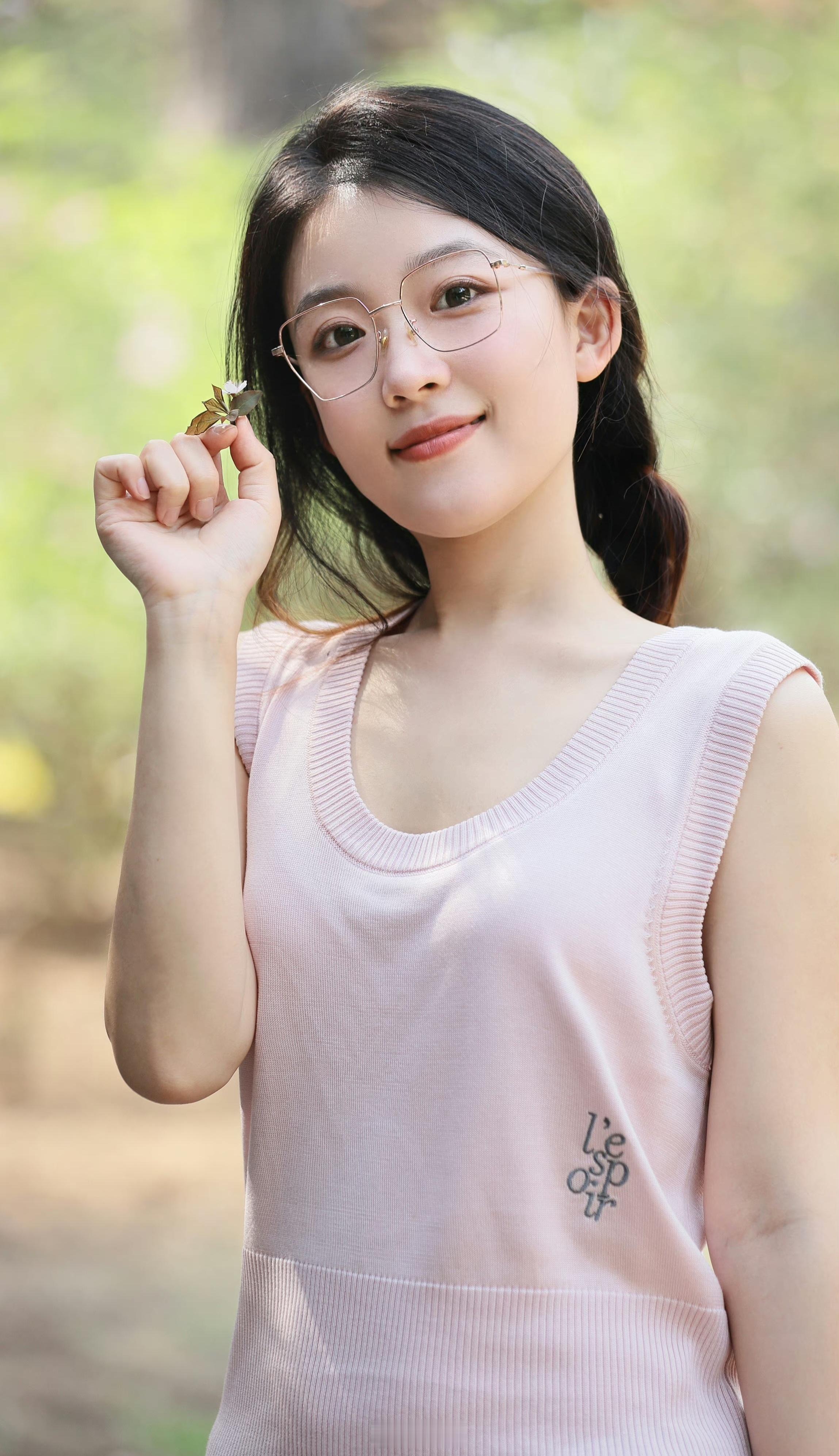 樱花树下的女孩 ​​​