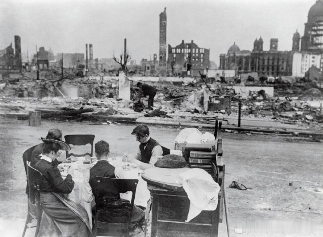 1906年4月18日美国旧金山大地震后，幸存的一家人在街边曾是餐厅的位置吃饭历史