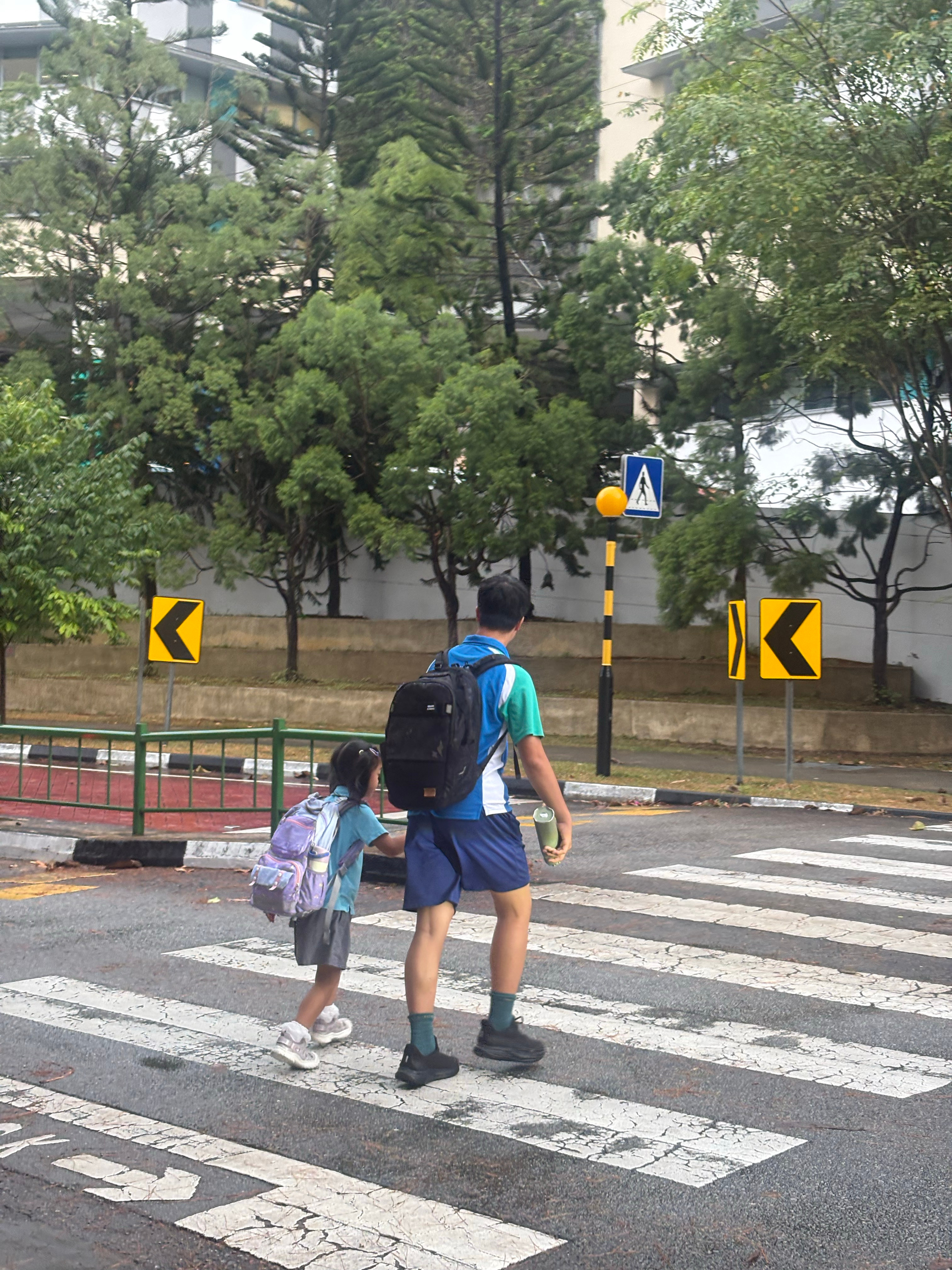 下雨天☔️我现在有点期盼下雨天多一些，他俩一起坐公交去就行了 ​​​