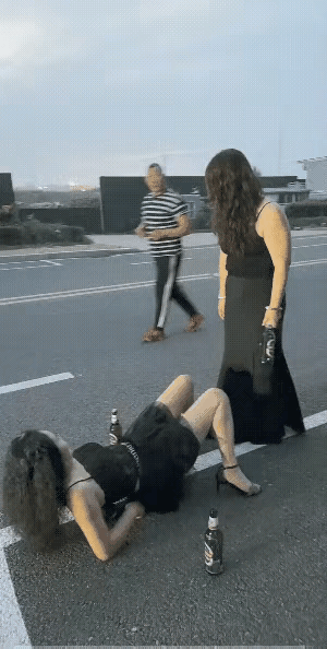 美女躺大马路上，丑不丑呀？

一个女子喝多了，躺地上站不起来，她穿着超短裙，两条