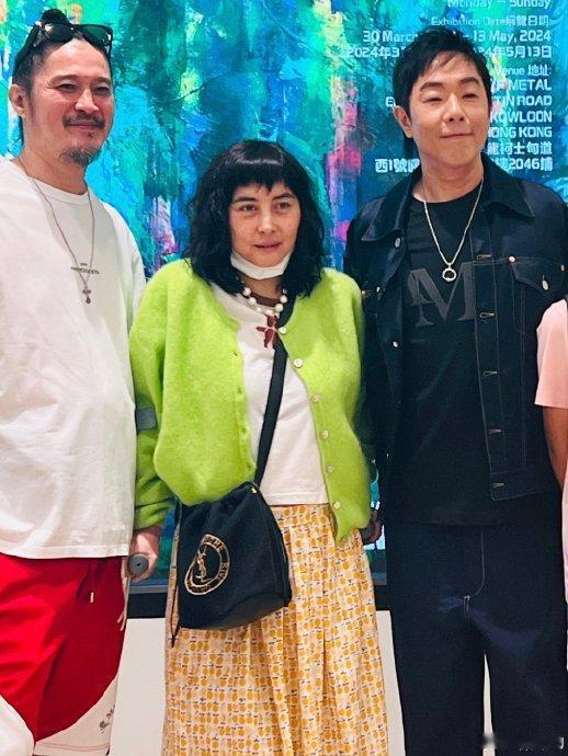 朱茵黄贯中一家三口罕见同框，女儿越长越像妈妈。近日，黄贯中举办个人画展，爱妻朱茵