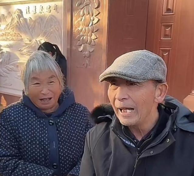 撒贝宁问刘强东："你事业这么成功，为啥父母还在乡下住？"刘强东说："我把他们接到