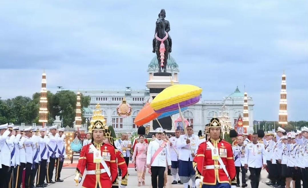 泰媒报道，泰国国王出席活动时，一四旬男子突然冲向国王。警卫及时将他控制，避免惊扰