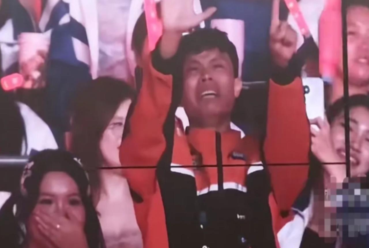 近日，一外卖小哥在徐良演唱会上抽中了咖啡机，徐良看到粉丝是个外卖小哥后，他觉得粉