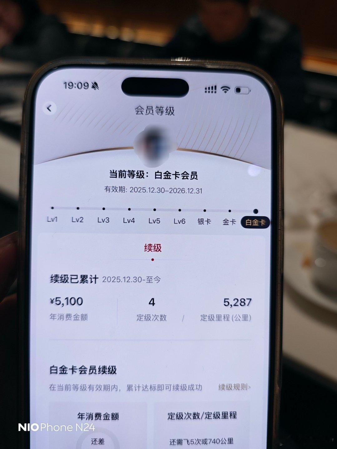 和大家分享个冷知识，东航白金卡其实不能帮你实现公务舱自由，虽然送了几十张券，但你