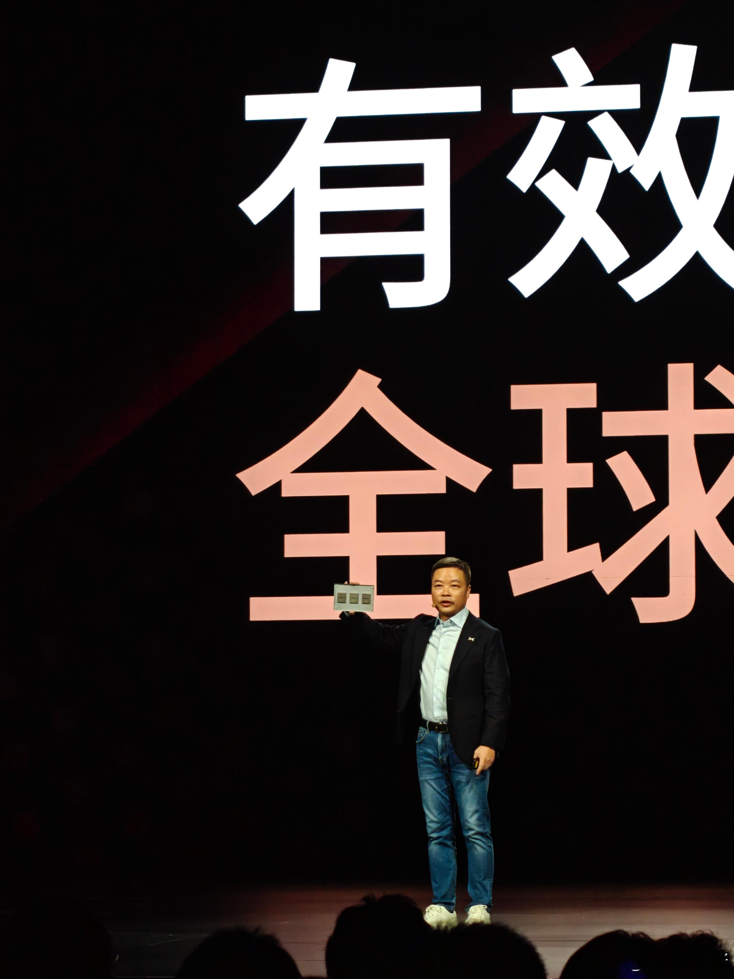 何小鹏晒出了三颗图灵AI芯片不知道过几天网上会不会又把另一家的小桌板拿出来对比[