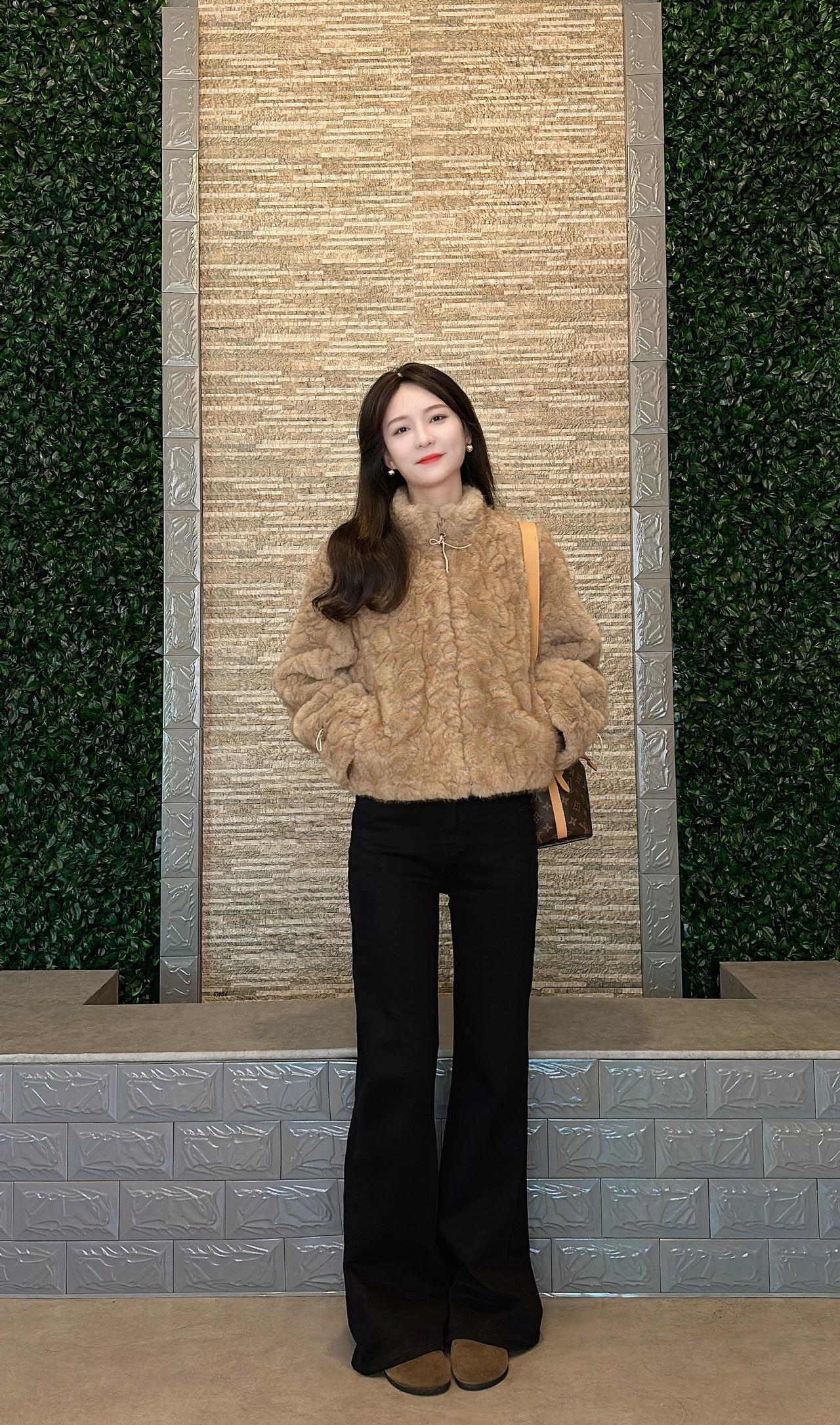 忙而有度，闲而有趣，
开心不难，知足就好~冬季穿搭 毛毛外套 韩系女装