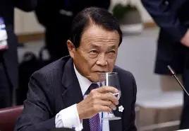 谁能拿捏强硬派高市早苗？并非中国、也不是日本在野党，支持率暴跌她全然不惧，唯独惧