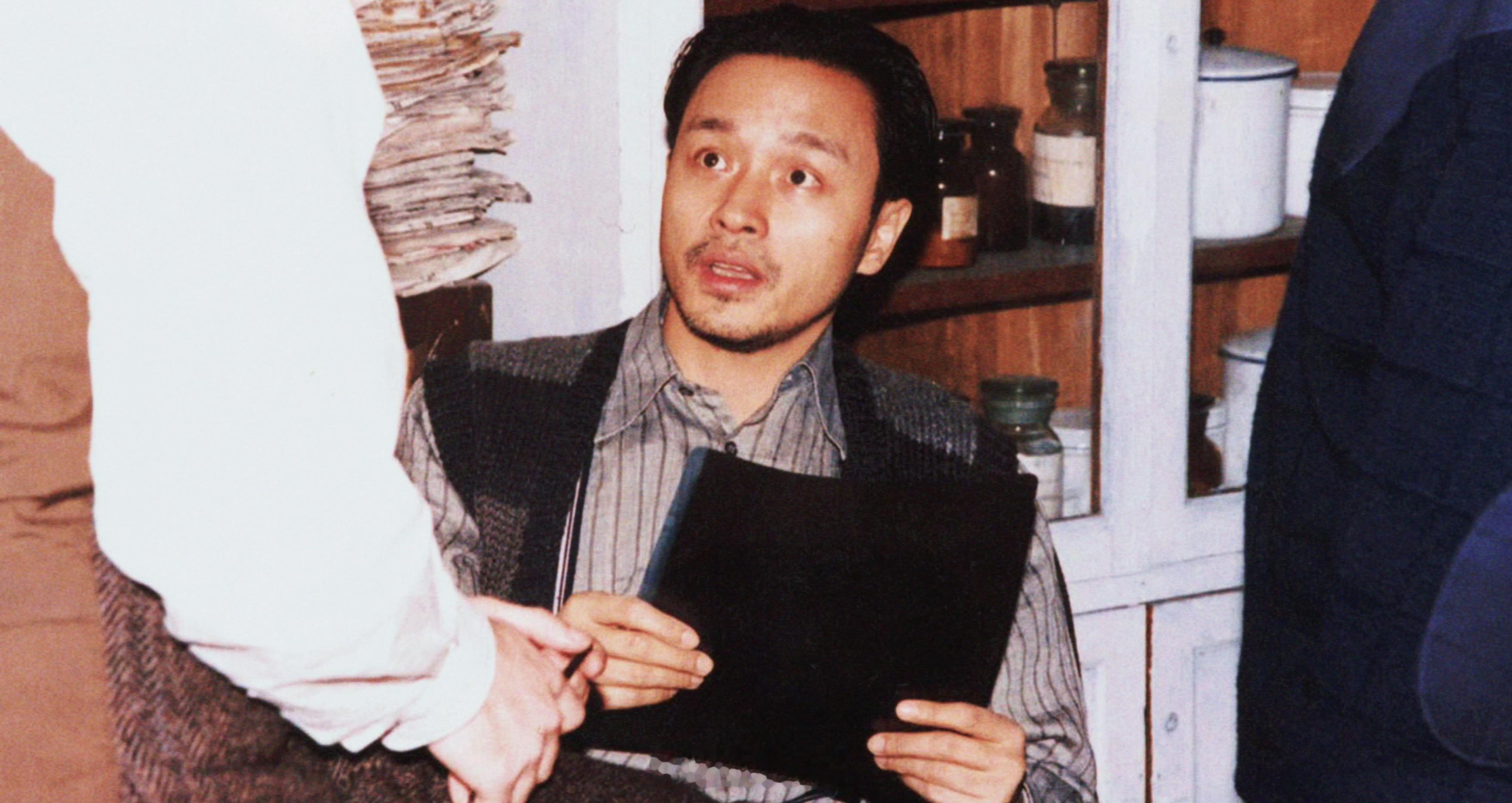 张国荣[超话]搭乘花絮去幕后 肃穆、清俊的“靳”，还有那条经典的条纹围巾🧣——