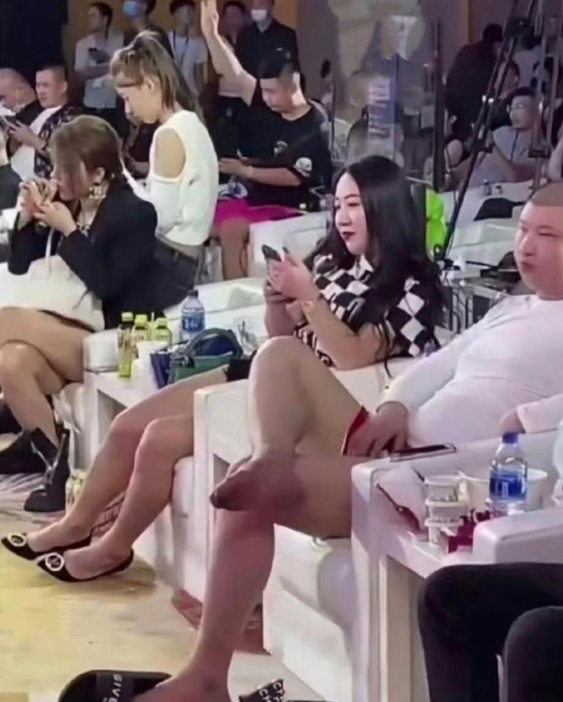 一群东北网红的聚会，站没站相，坐没坐相，是短视频和直播带货成就了他们 娱乐 直播