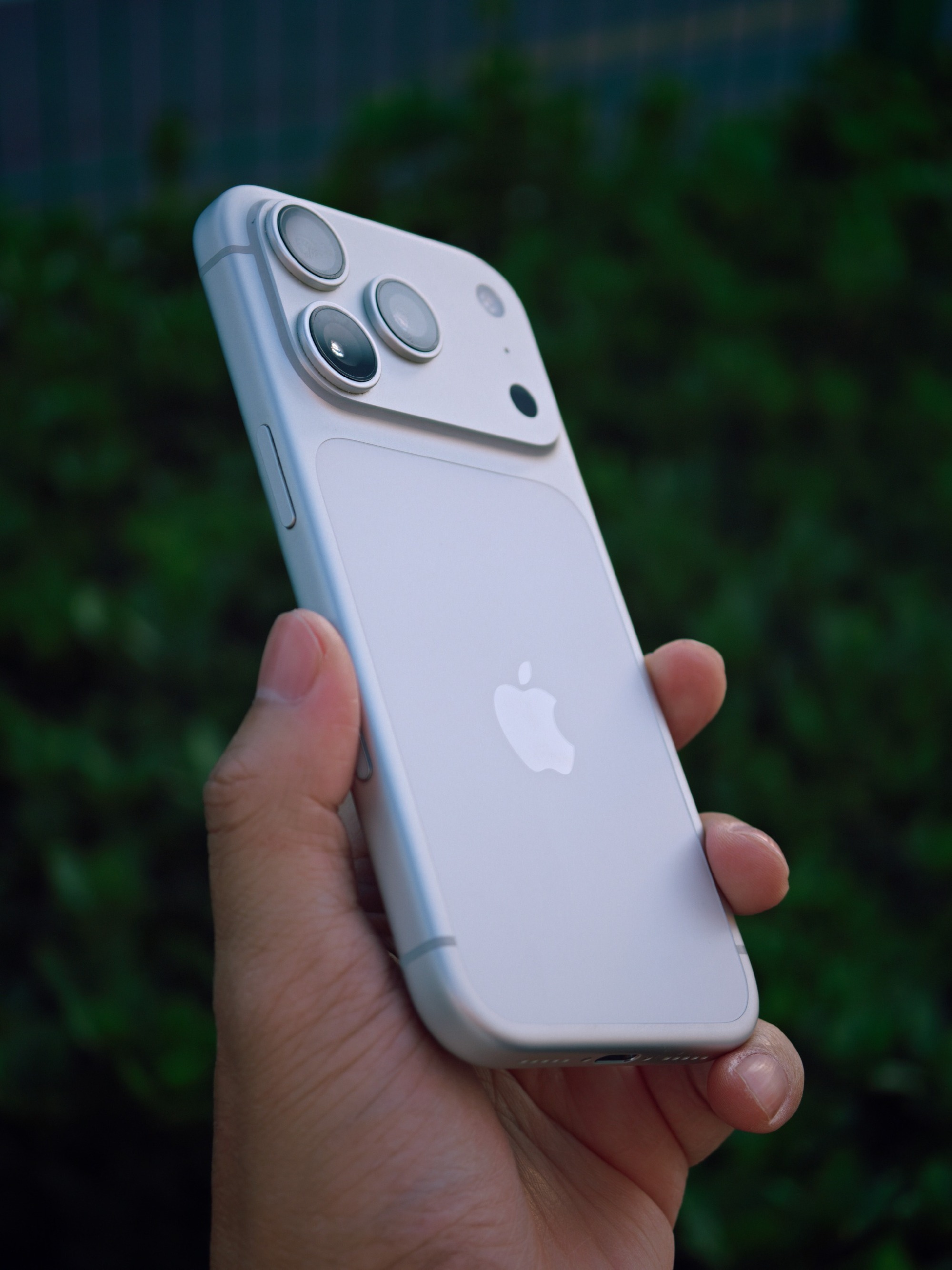 iPhone17pro这个一体的弧度边框，握持起来是真的舒服，这一年用下来个人感