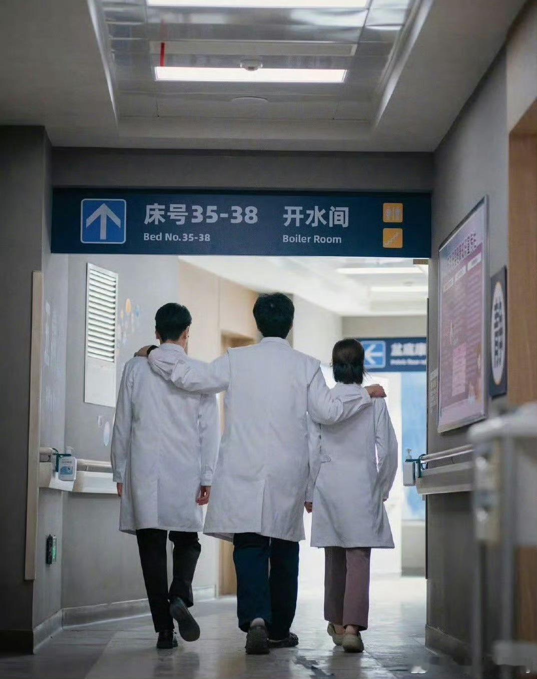 赵又廷毛晓彤金世佳同框赵又廷毛晓彤金世佳同框，东立三人组合体，问心2指日可待，我