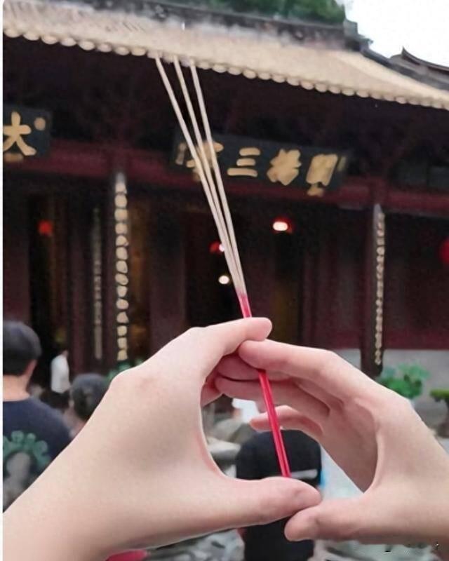 多地寺庙暂停开放？真相来了！不是关停，是大整治。2026年4月，五台山、恒山悬空