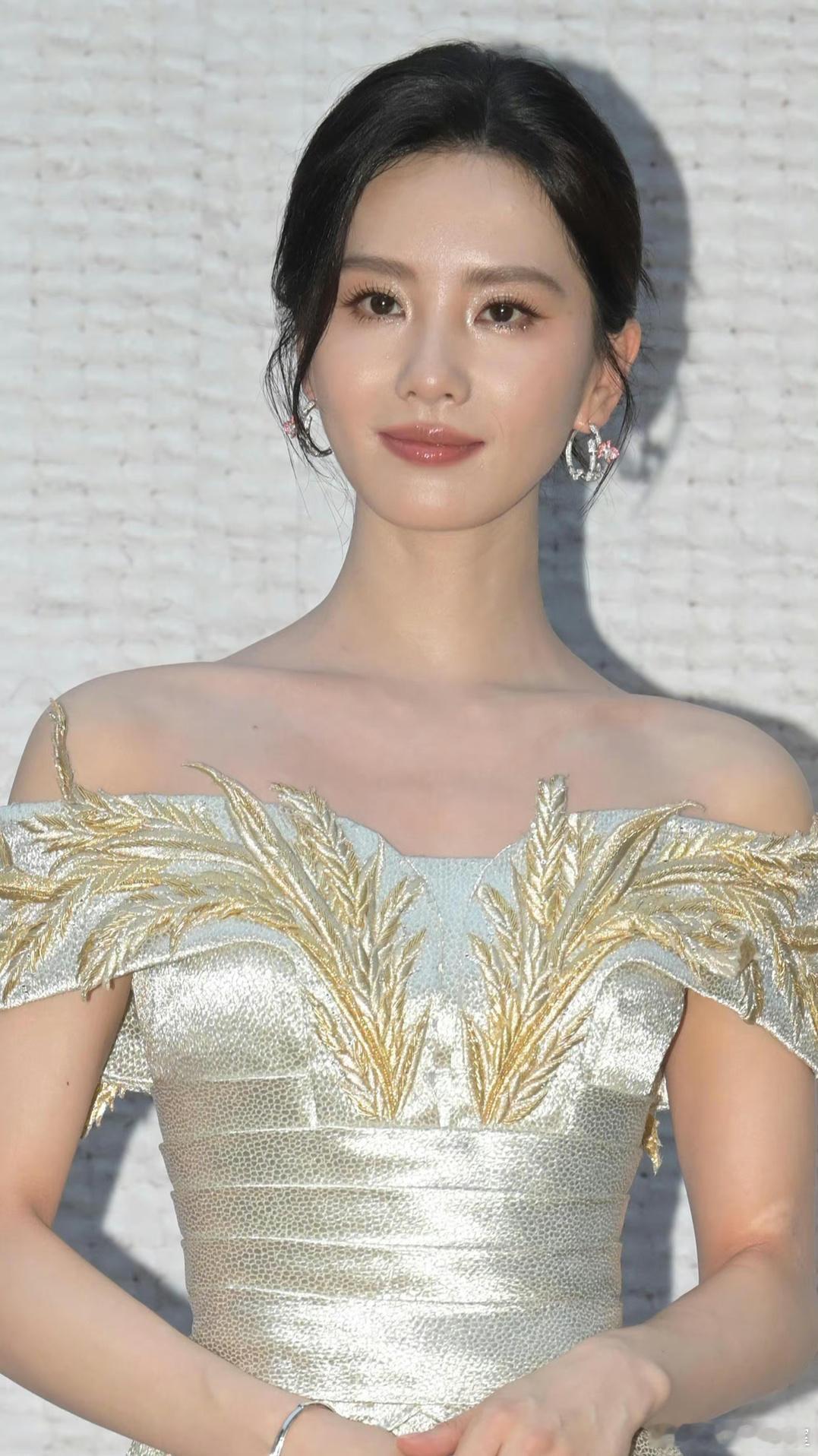 刘诗诗这么美的肩颈、脖子上却空荡荡的，啥时候也能像刘亦菲一样戴上大珠宝啊！ ​​