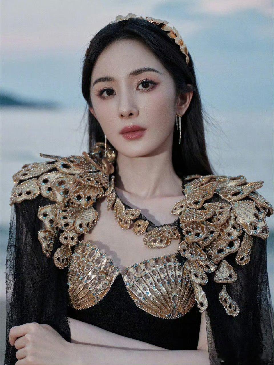 杨幂海边提灯 这一组图简直就是人鱼女王👸🏻 大女主气场slay[打call]
