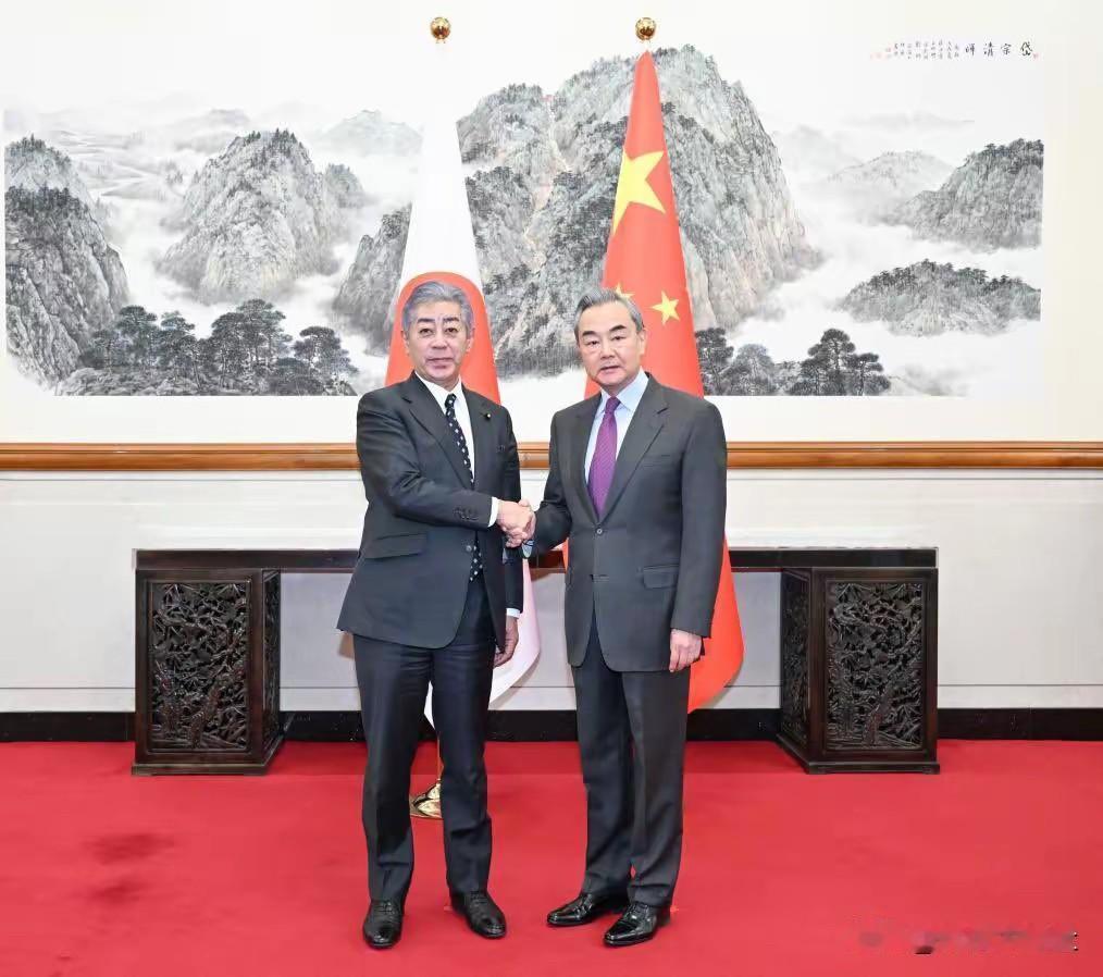 9月28日，日本前外相、日本国际贸易促进协会会长岩屋毅率团访华，中国外长外长王毅