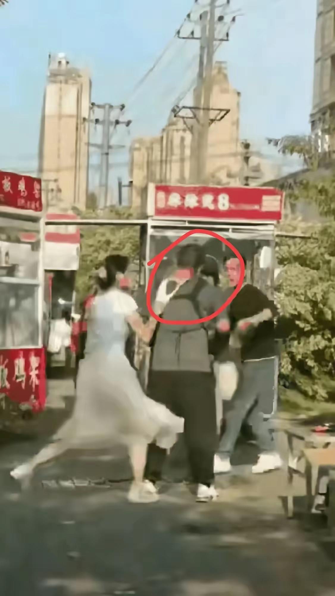 现在女子贼拉横
女子明晃晃上男厕
急了脱下裤头套男子
你说女子横不横
无视男子尊