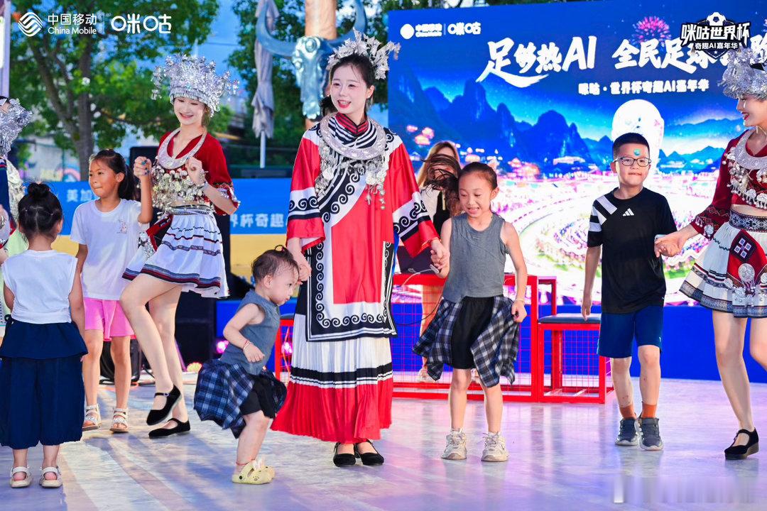 贵州嘉年华热血续航中贵州夏日嘉年华快乐碎片 不止有嗨翻全场的村迪狂欢，更有非遗手