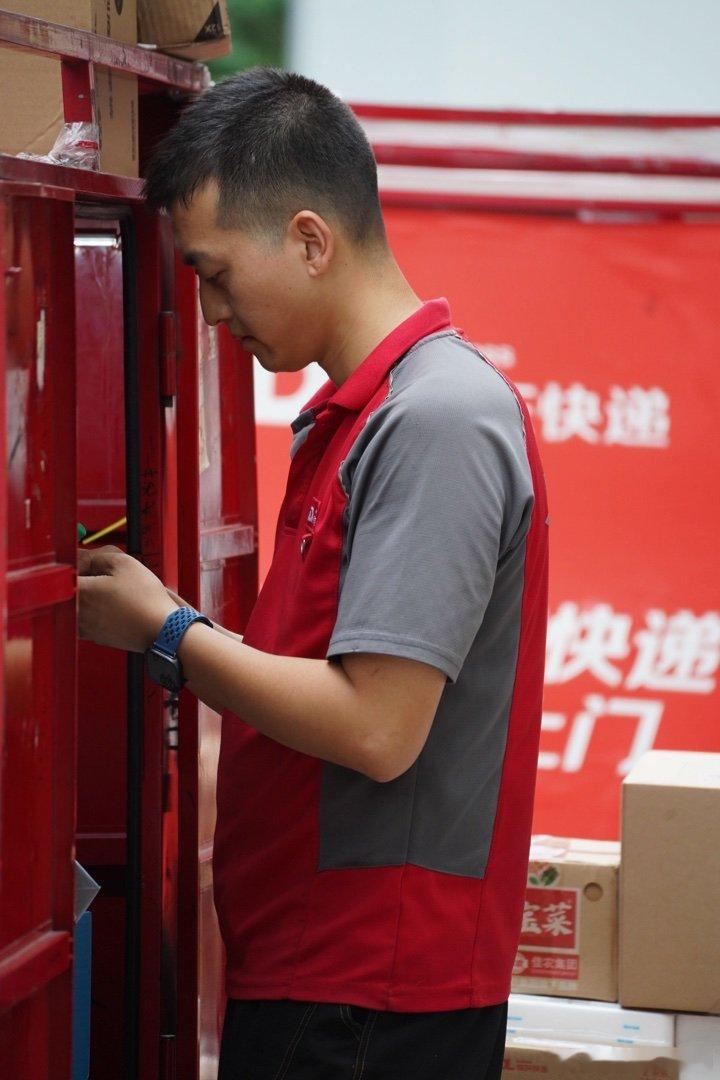 京东小哥就是给人一种很会干活的感觉 