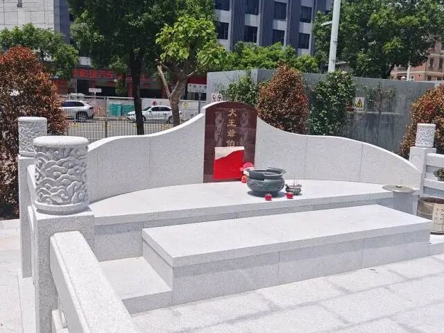 深圳一小区被曝建坟墓，工人称是翻新土地庙，民政局回应：不属于