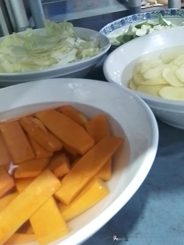 我来试试，请勿见笑。我对下联：高山万人攀。
友友请邀对下联