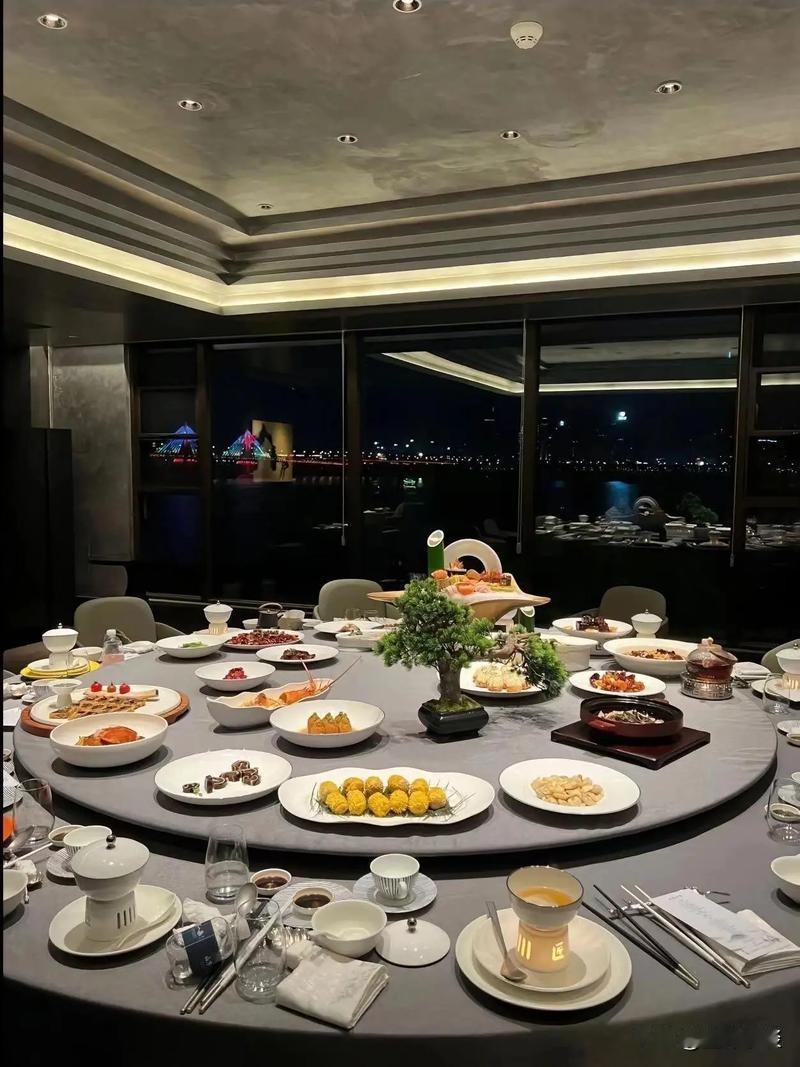 饭局上的男人，一般分四层。

第一层：酒量深不见底，口才一流，还能不动声色地掌控