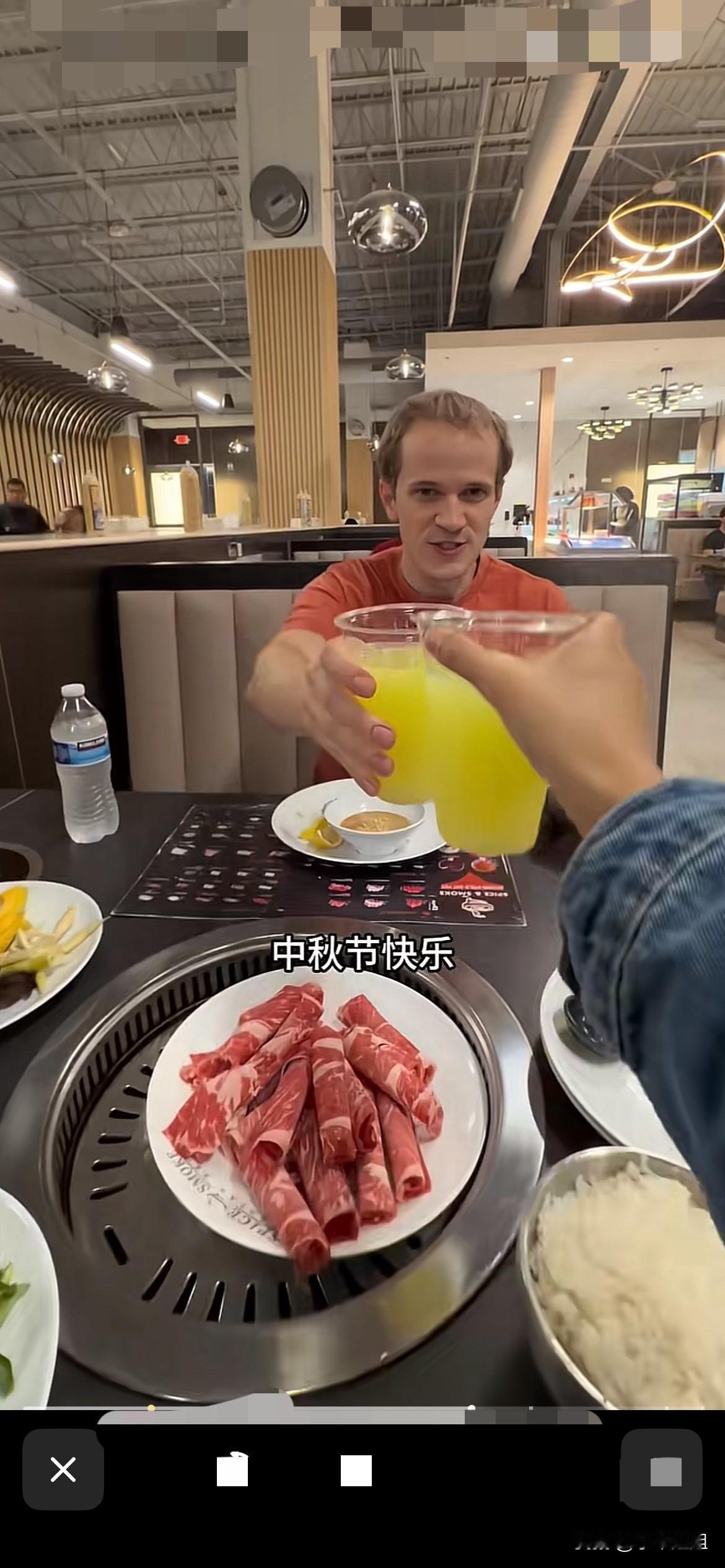 小黄和丈夫安呈旺去超市买月饼，中午两个人在超市吃了饭，两个人看着很和谐，安成旺笑