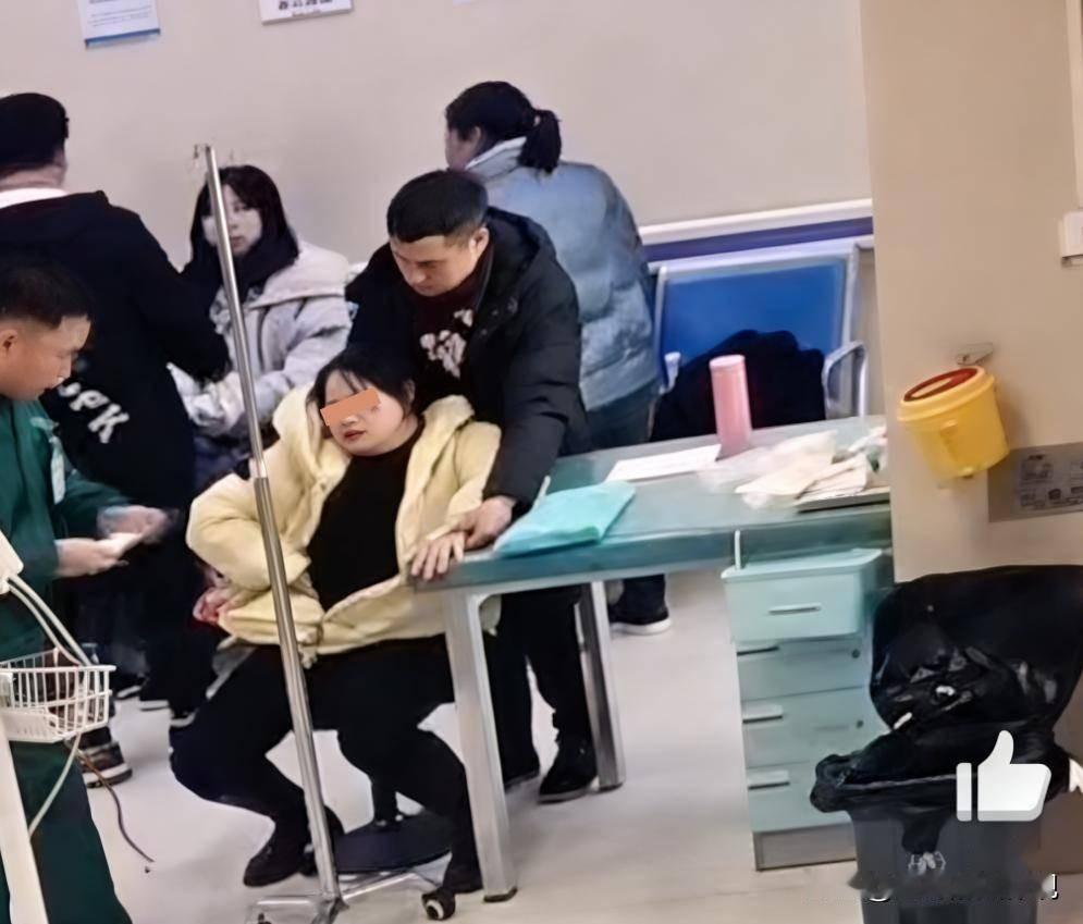 湖南益阳，27岁的女子因扁桃体发炎，丈夫母亲陪同去医院输液，过程中女子产生不适，