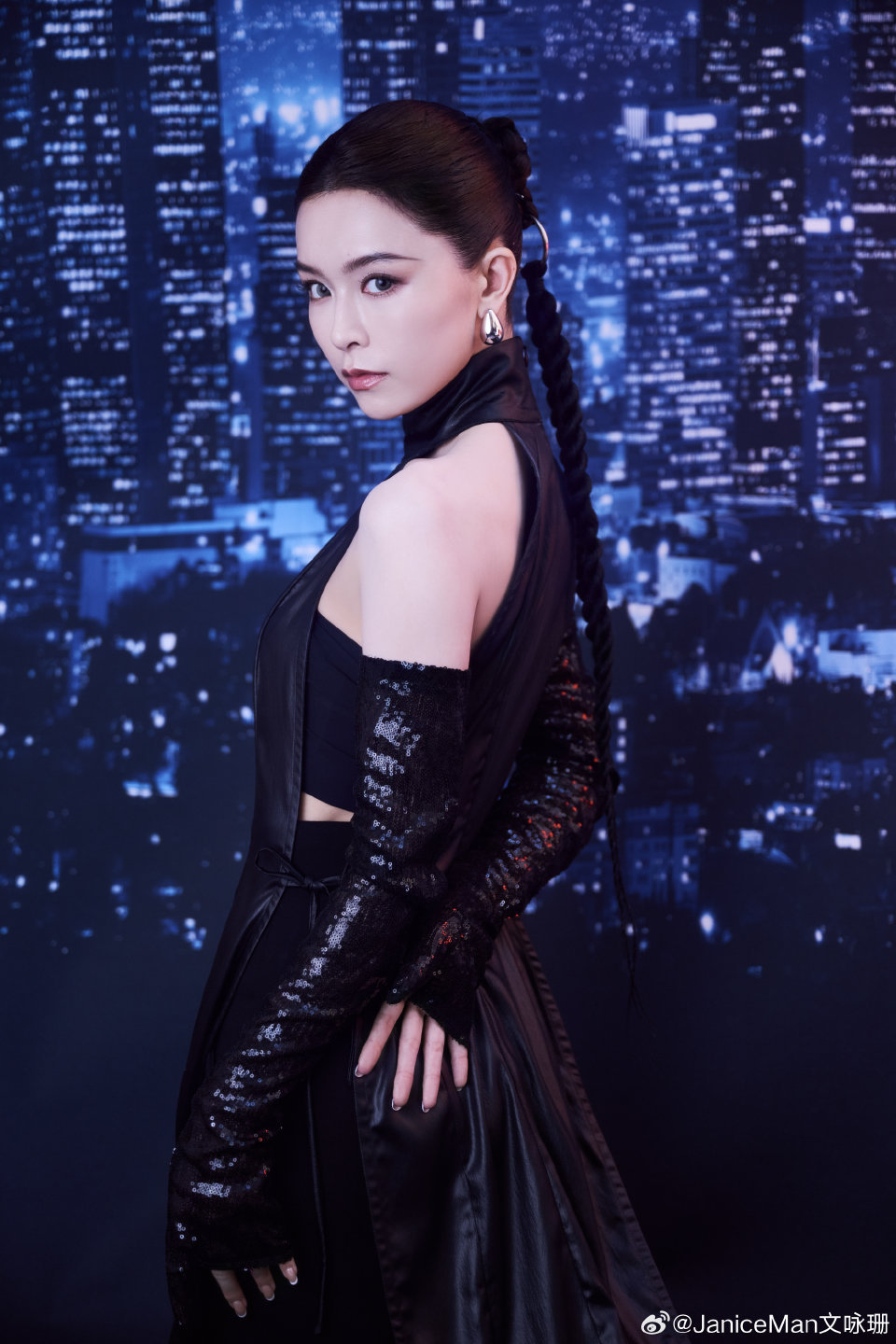 文咏珊麻花辫文咏珊麻花辫造型太绝了，简约发型衬得五官精致立体，自带清新少女感，妥