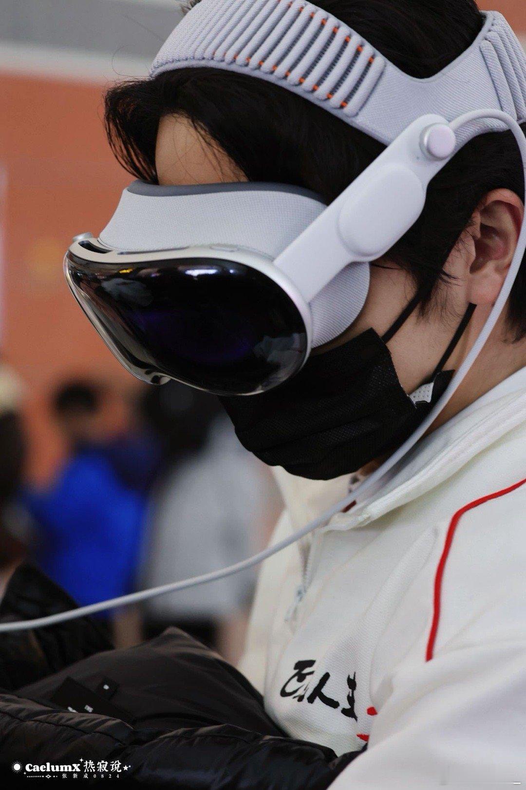 小孩拿到新玩具就张新成这样张新成戴VR也太有那味儿了！秒变未来感电竞帅哥，颜值和