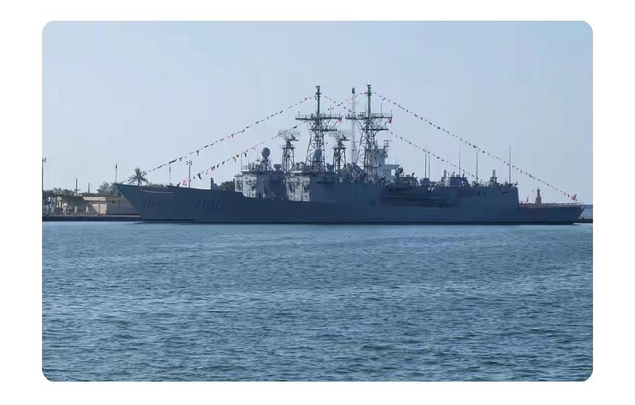 最近两舰近距离对峙的事儿可太提气了！乌鲁木齐舰那叫一个强硬，直接对台军班超舰发出