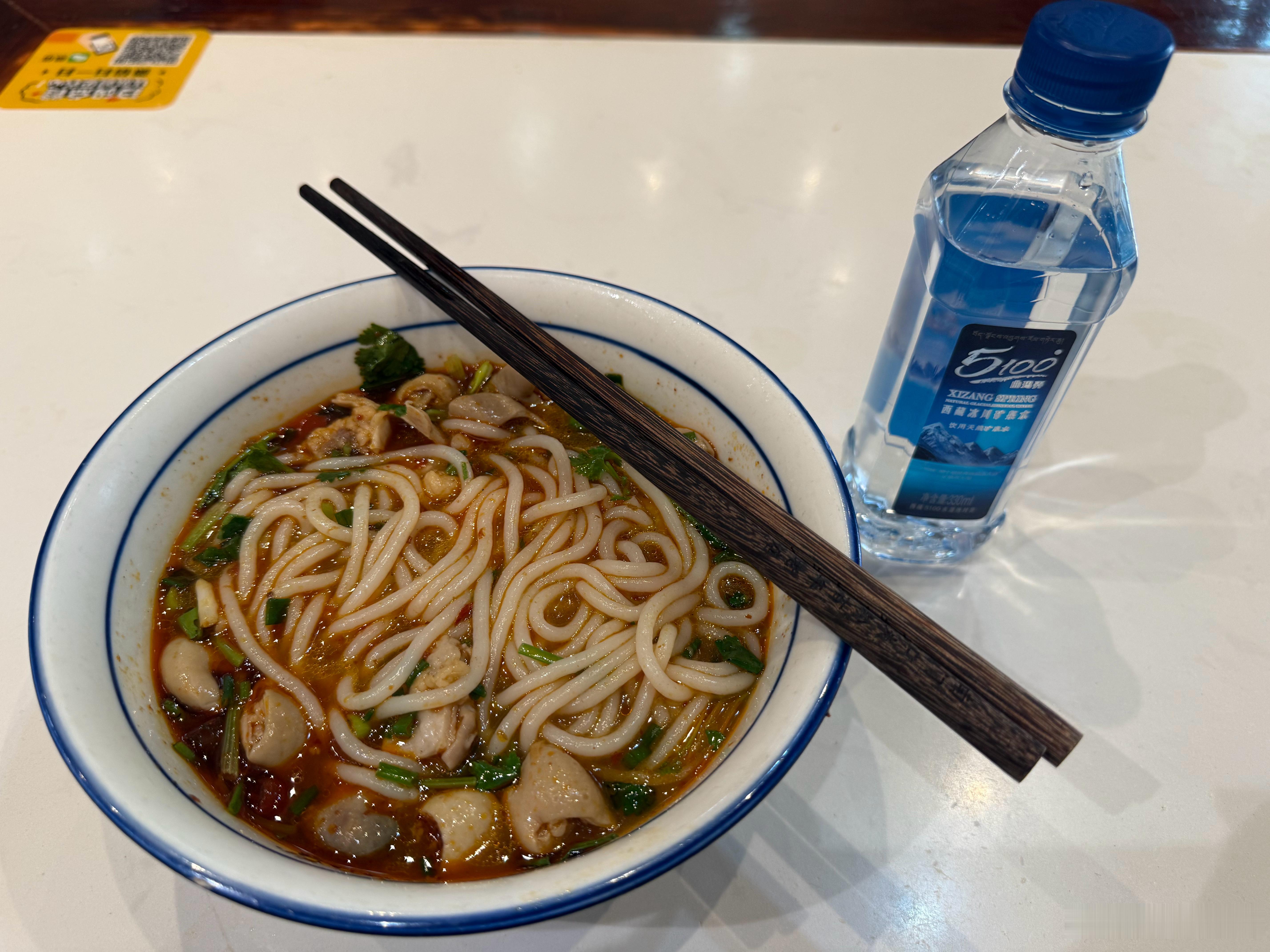 湖南邵阳，武冈市。在武冈南门口米粉店吃了一碗米粉。 武冈·南门口米粉·百年粉店