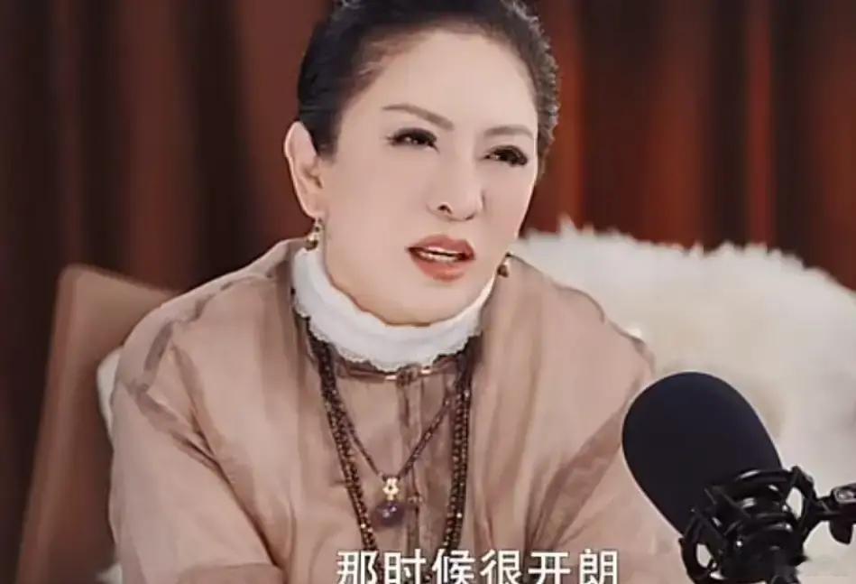 荧幕上气场全开的影帝，私下里却总是低着头、缩着肩，眼神躲闪，像一只受惊的小动物。