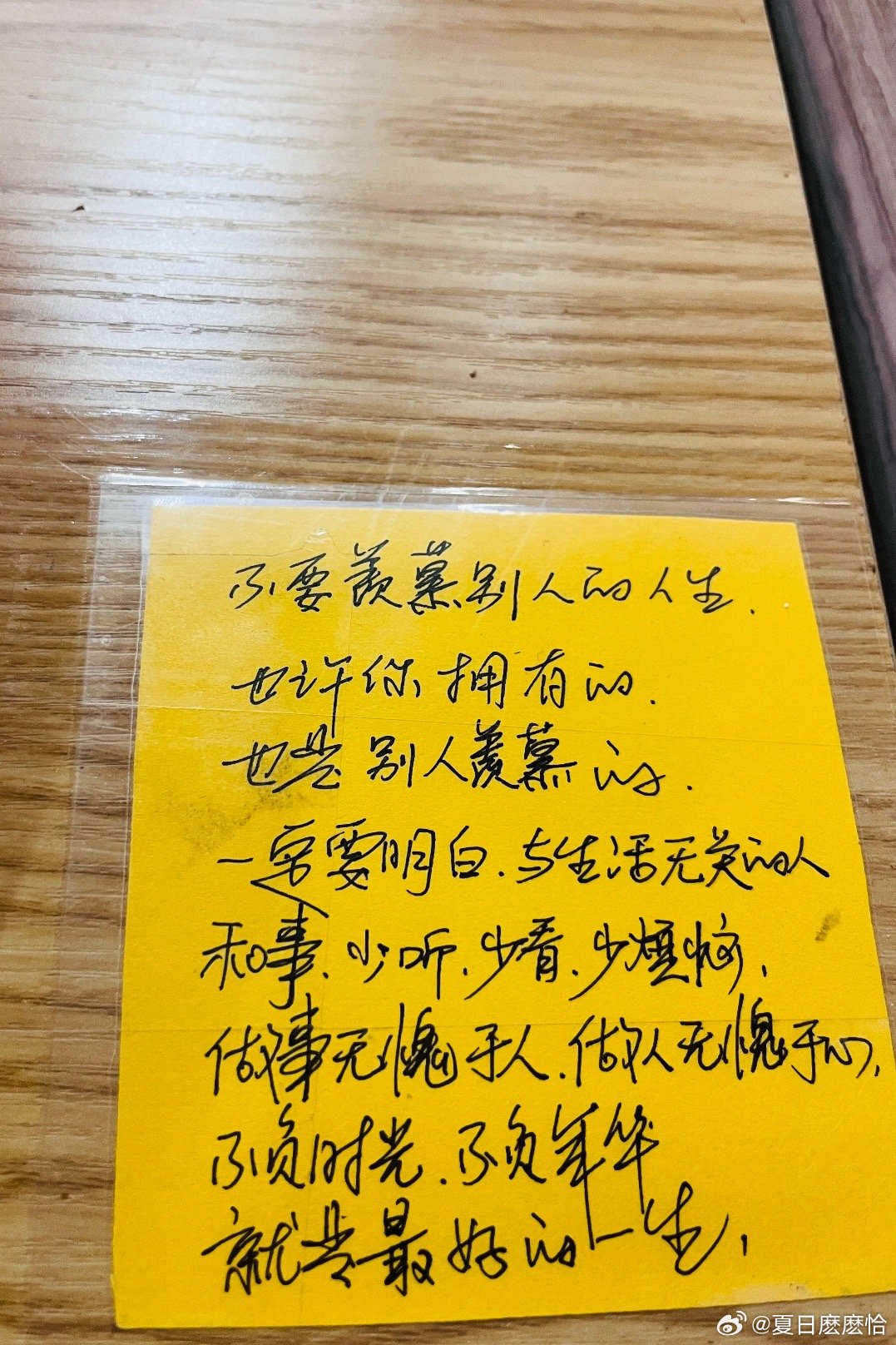 残疾店主被一口气存1000碗爱心面残疾店主坚守爱心面馆，自己淋过雨，却总想着给别