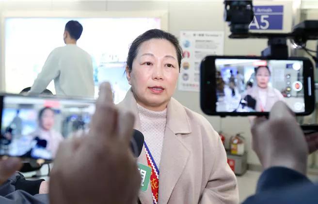 花莲县长徐榛蔚15日结束访日行程搭机返国，针对花莲员工宿舍遭检调搜索，她向媒体表