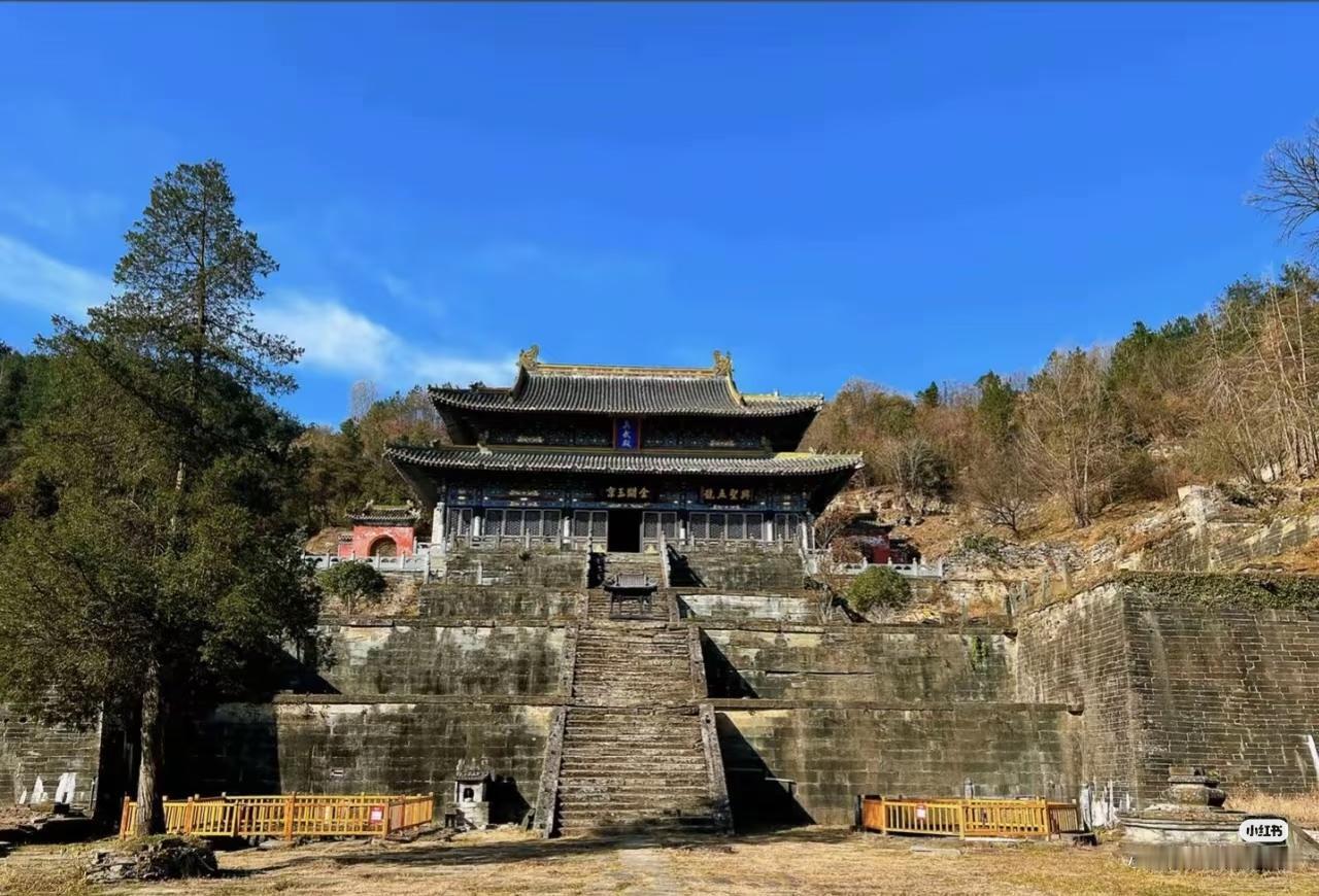 这是武当山，楼梯一层层空挡是做什么用的？