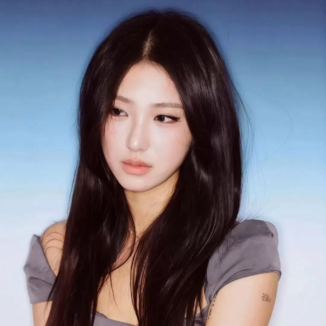 冷艳少女，黑发飘逸，尽显优雅气质清秀美少女 温婉长发少女 黑亮秀发少女 黑发辣妹