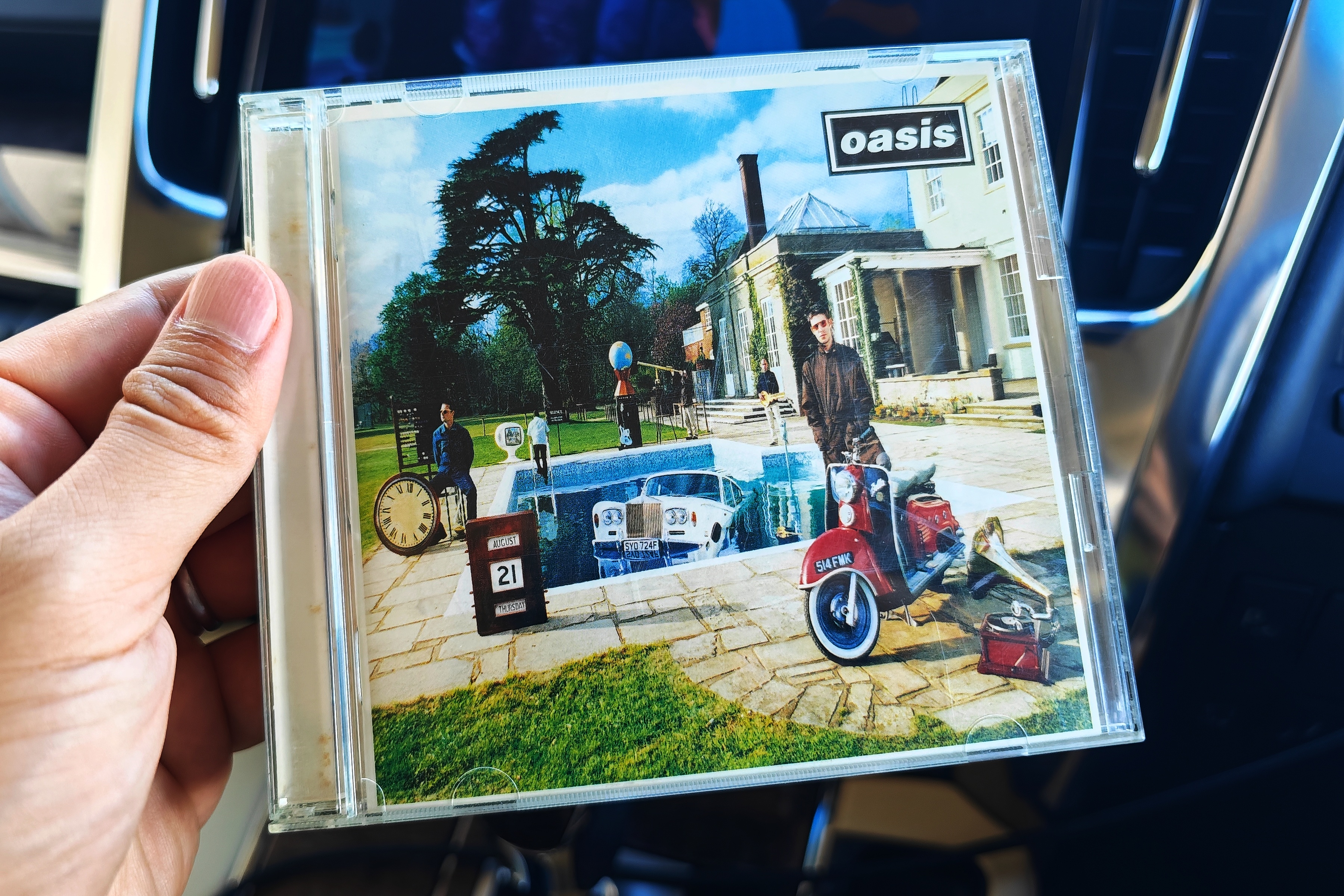 能放 CD 的都是好车[哈哈] 为庆祝 Oasis 重组，今天路上听这张专辑🎸