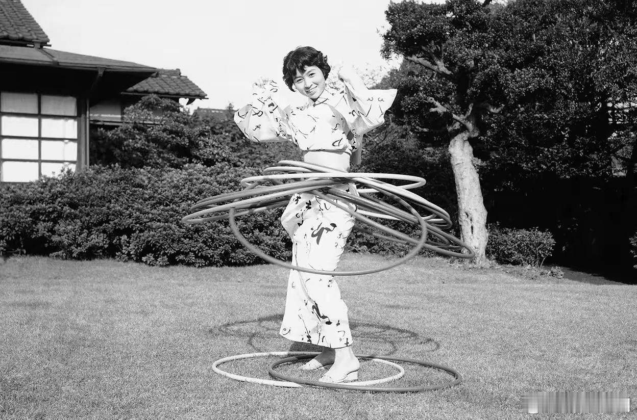 1968年，东京。皇室公主在玩呼啦圈 