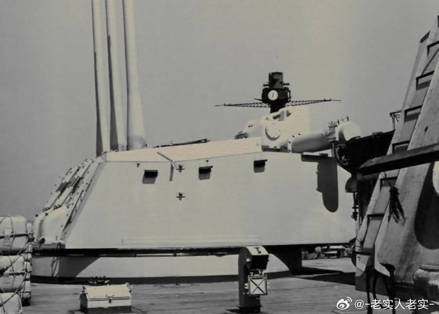 法国海军黎塞留号战列舰舰尾的152mm副炮群，图二可见其最大仰角照片。与敦刻尔克